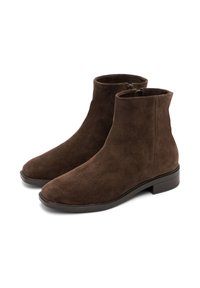 Stivaletti in suede marrone, con punta arrotondata, superficie leggermente texture e tacco basso a blocco. Presentano una chiusura lampo laterale per una facile vestibilità.