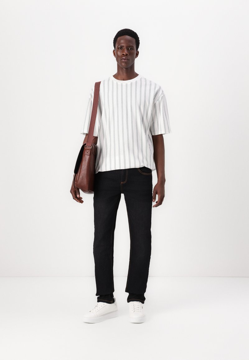 Weiß gestreiftes kurzärmliges Hemd, dunkelblaue Jeans, braune Umhängetasche, weiße Sneakers. Einfaches Design, lässiger Look.