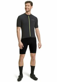 Completo da ciclismo maschile composto da una maglia nera a maniche corte con zip neon e pantaloni corti neri coordinati, progettato per comfort e prestazioni.