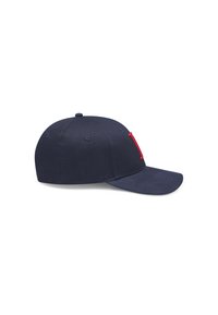 Marineblå baseball caps med buet skygge, laget av stoff. Har et rødt brodert bokstav på forsiden og ventilasjonslufthull.