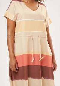 Vestido de manga corta con escote en V, que presenta rayas horizontales en colores pastel. Cintura ajustable con textura contrastante y tejido suave.