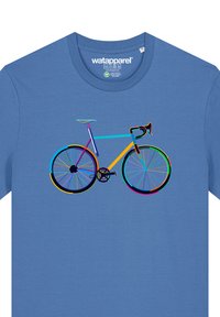 Blauwe crew-neck t-shirt met een kleurrafiek van een fiets met opvallende vormen en accenten in roze, geel, groen en zwart.