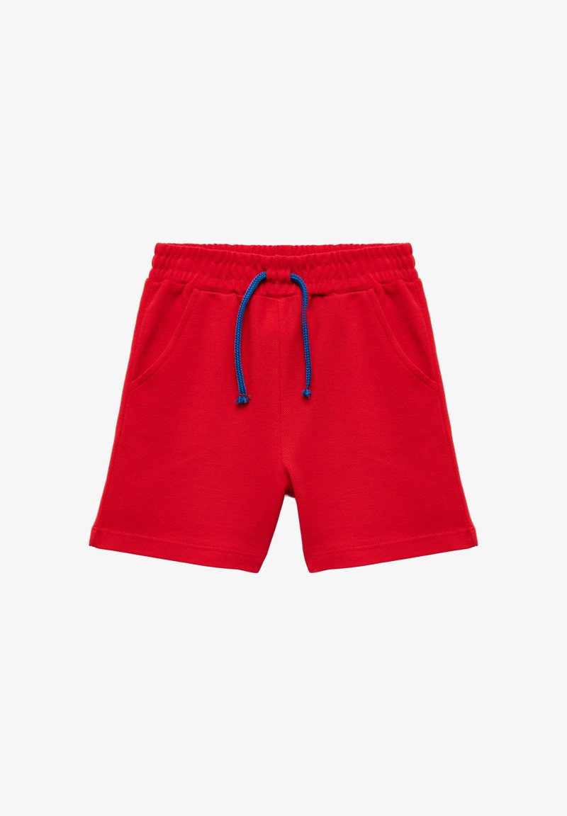Shorts décontractés rouges avec cordon bleu, taille élastique et poches avant sur fond blanc.