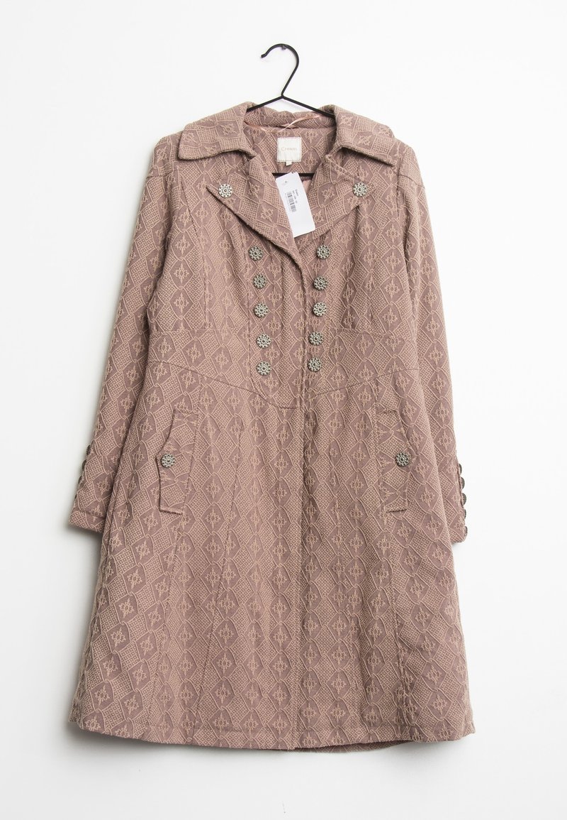 Geweven, stoffige roze jas met een kraag, versierd met decoratieve knopen, twee zakken en een ingewikkeld ruitpatroon. Hangt aan een haak.