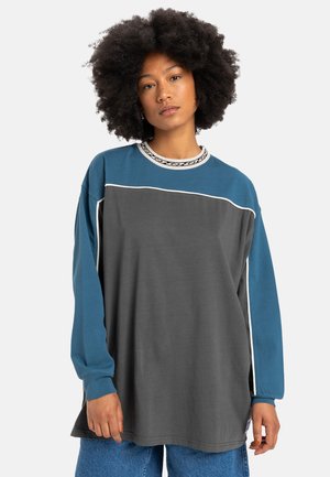 Pikad varrukad sweatshirt halli ja sinises, ümar kaelus, valged detailid ja lõdvestatud sobivus. Pehme tekstuur, vabakujuline disain.