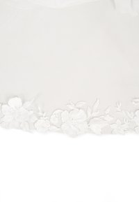 Tessuto bianco con un motivo di ricamo floreale lungo il bordo inferiore; presenta dettagli intricati di fiori e foglie su uno sfondo trasparente.