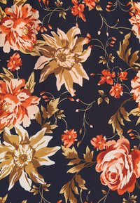 Tissu floral présentant de grandes fleurs orange et crème sur un fond bleu marine, avec des feuilles vertes et de petits accents floraux dispersés.