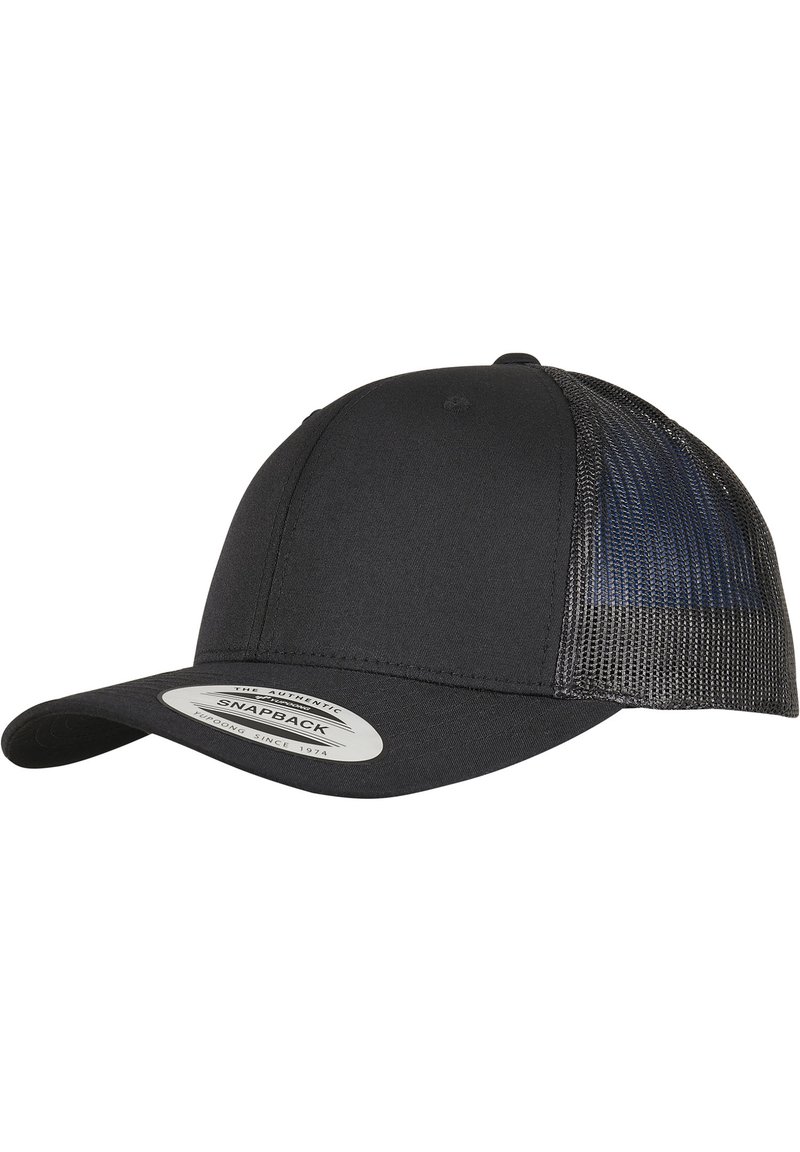 Căciulă snapback neagră cu față solidă și spate din plasă. Dispune de o vizieră curbată și un etichetă pe față care detaliază marca.