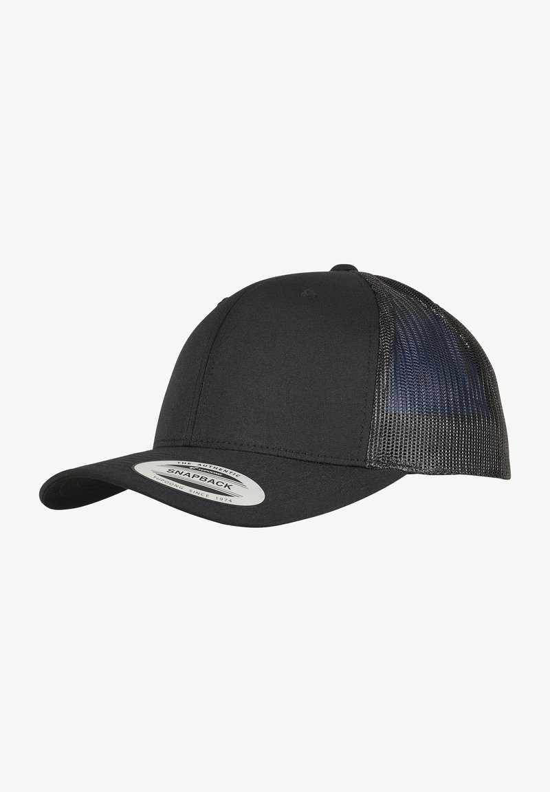 Casquette snapback noire avec un avant solide et un dos en mesh. Elle possède une visière courbée et une étiquette à l'avant indiquant la marque.