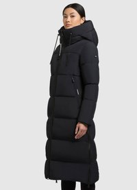 Abrigo de plumas largo y negro con cuello alto, bolsillos con cremallera y capucha ajustable. Presenta un patrón acolchado y es de longitud hasta la rodilla.