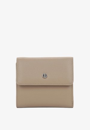 Beige lederen portemonnee met een gestructureerd oppervlak, rechthoekige vorm en een voorflap die is beveiligd met een zilveren logo-drukknop.