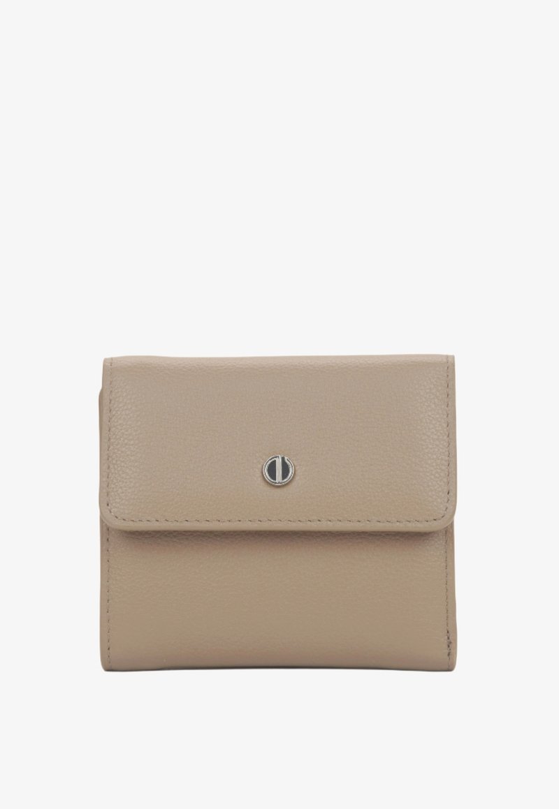 Beżowy portfel skórzany o teksturowanej powierzchni, prostokątnym kształcie i przedniej klapie zabezpieczonej srebrnym zapięciem z logo.