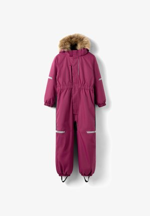 Roze winteroverall met nepbont capuchon, elastische tailleband, zijzakken en reflecterende strepen op de mouwen en benen. Glad, waterafstotend materiaal.