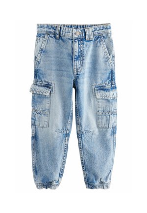 Pantalones cargo de mezclilla azul claro con puños elásticos, dos bolsillos frontales y dos bolsillos laterales. Textura desgastada y ajuste casual.