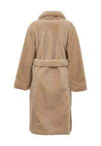 Cappotto teddy lungo beige con ampio colletto e cintura in vita, visto da dietro.