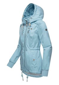 Ljusblå vattentät jacka med en dragsko på huven, framdragkedja, elastiska ärmslut och två sidofickor. Slät, glänsande textur med ett mönstrat foder.