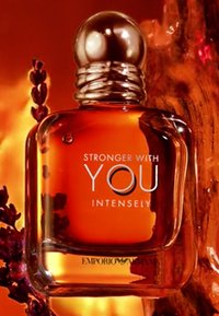 Bouteille de parfum en verre ambre avec un bouchon rond en or. L'étiquette présente "STRONGER WITH YOU INTENSELY" en texte blanc sur un fond transparent.