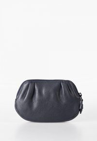 Portachiavi in pelle blu navy con una superficie liscia, design arricciato e chiusura con zip sul lato. Forma compatta e arrotondata.