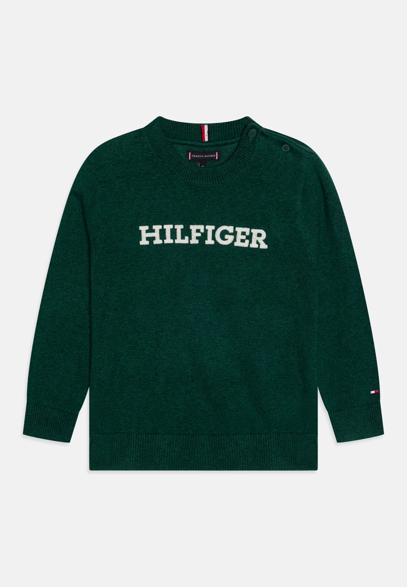Suéter de punto verde con el logotipo "HILFIGER" en color crema. Presenta un cuello redondo, puños acanalados y acentos de botones en los hombros. Textura suave.