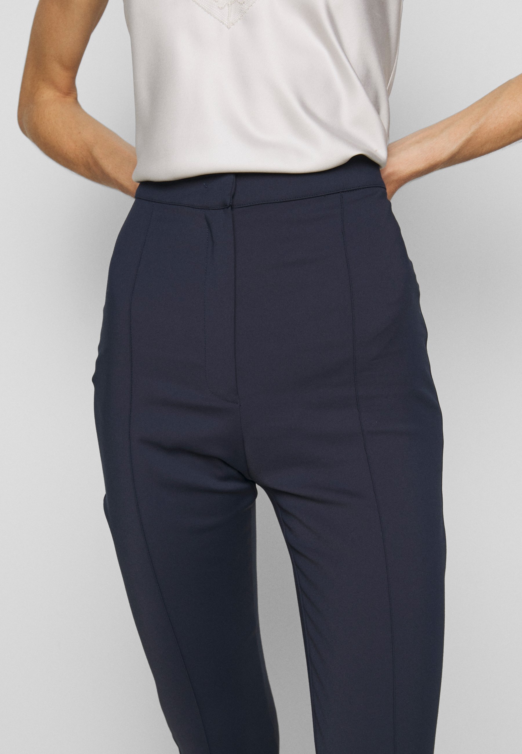 Patrizia Pepe FLARED TROUSERS Bukse navymørkeblå Patrizia Pepe LOW FIT PANT - Bukse - navy