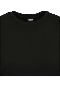 T-shirt en coton noir avec un col ras du cou et une texture lisse. L'étiquette à l'intérieur indique "URBAN CLASSICS" en lettres blanches.