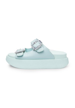 Sandali platform azzurro chiaro realizzati in materiale liscio, con due cinturini con fibbie decorati con gemme trasparenti e una suola bianca texturizzata.