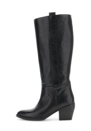 Bota de cuero negra hasta mitad de la pantorrilla con puntera redondeada, tacón bloque apilado y tira de agarre en la parte posterior.