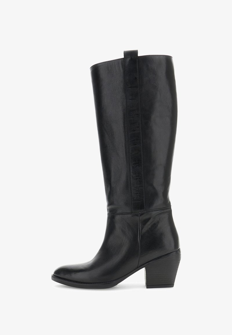 Bota de cuero negra hasta mitad de la pantorrilla con puntera redondeada, tacón bloque apilado y tira de agarre en la parte posterior.