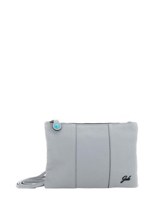 Borsa a tracolla in pelle grigio chiaro con tre pannelli verticali, chiusura con cerniera e piccolo logo nero nell'angolo in basso a destra.