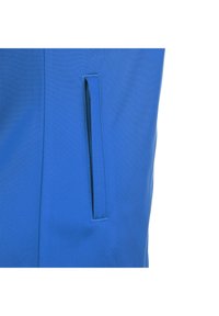 Tissu bleu avec une texture lisse, présentant une poche zippée verticale sur le côté pour un rangement sécurisé.