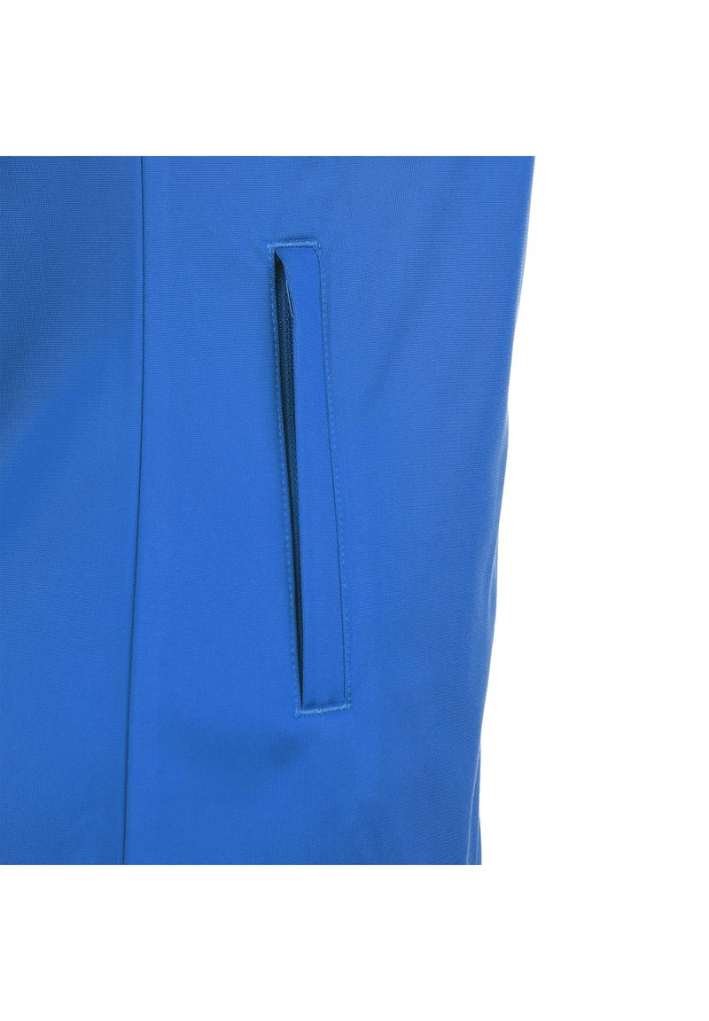 Tessuto blu con una superficie liscia, caratterizzato da una tasca laterale con zip verticale per una conservazione sicura.