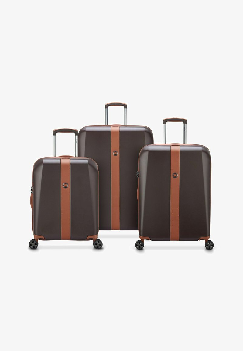 Tres maletas rígidas de color marrón oscuro con acentos en marrón claro, que cuentan con mangos retráctiles, cremalleras y cuatro ruedas cada una.