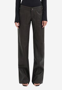 Brune læderbukser med vide ben, sømdetaljer og knaplukning. Glat tekstur, skræddersyet pasform og sidelommer er synlige.