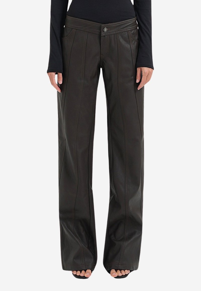 Brune læderbukser med vide ben, sømdetaljer og knaplukning. Glat tekstur, skræddersyet pasform og sidelommer er synlige.