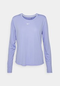 Langarm-Nike-Shirt aus leicht lila Stoff. Mit Rundhalsausschnitt und einem weißen Nike-Logo auf der Brust. Glatte Textur, lässige Passform.
