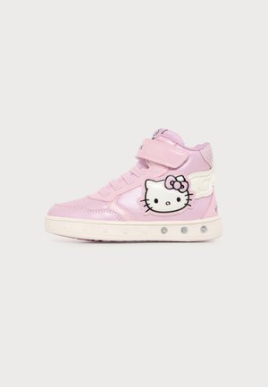 Baskets montantes roses pour enfants avec visage Hello Kitty, fermeture Velcro et ailes blanches décoratives sur le côté.