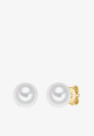 Pár okrúhlych bielych perlových náušníc s pozlátenými zapínaniami v tvare motýľa na bielom pozadí.