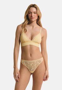 Unselected, light yellow