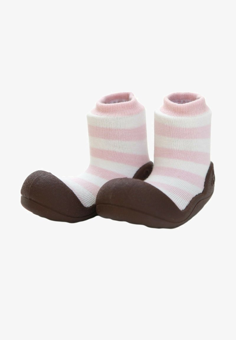 Botas de goma marrones con mangas de algodón a rayas rosas y blancas, punta redondeada, textura suave y diseño flexible para un movimiento fácil.