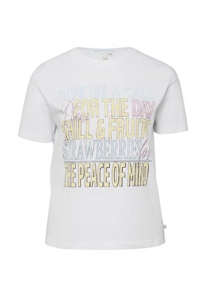 Weißes T-Shirt mit kurzen Ärmeln und mehrfarbigem Text: "Ruf mich an für den Tag, Entspannung & Früchte, Erdbeeren, Seelenfrieden."