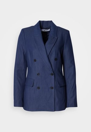 Blazer azul-marinho de abotoamento duplo com dois bolsos frontais, ombros estruturados e botões pretos. Feito de tecido liso e texturizado.