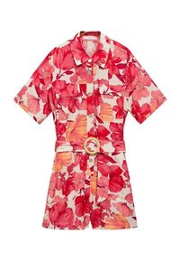 Kwiatowy kombinezon w odcieniach czerwieni i różu z krótkimi rękawami, z przodu zapinany na guziki, dwoma kieszeniami na piersi oraz materiałowym paskiem z okrągłą klamrą.