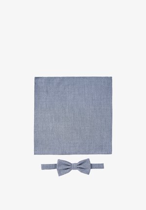 Blau gemusterte Fliege mit verstellbarem Band neben einem passenden quadratischen Einstecktuch. Beide aus strukturierter Textil gefertigt.