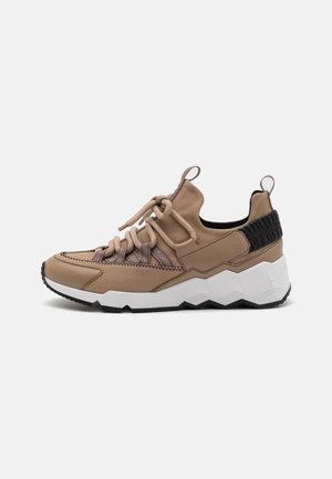 Pierre Hardy TREK COMET - Trainers - sand/black