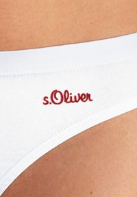 Weiße Baumwollslip mit glatter Textur und einem roten gestickten Logo "s.Oliver" am Bund.
