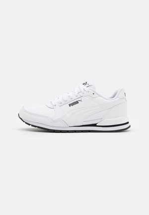Biały sneaker Puma z czarnym logo z boku, białymi sznurówkami i czarnymi akcentami na podeszwie na szarym tle.