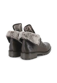 Botines de cuero marrón con un suave cuello de piel sintética gris y una suela resistente. Presentan una punta redondeada y detalle de costuras laterales.