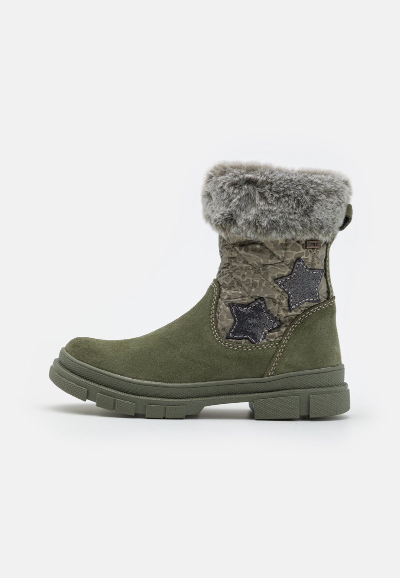 Botte d’hiver vert olive avec bord en fausse fourrure, dessus matelassé, deux patchs étoiles, semelle robuste et étiquette latérale « TEX ».