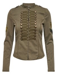 Chaqueta militar de color verde oliva con cuello alto, cierre de cremallera, botones decorativos y parches en los hombros que presentan emblemas.