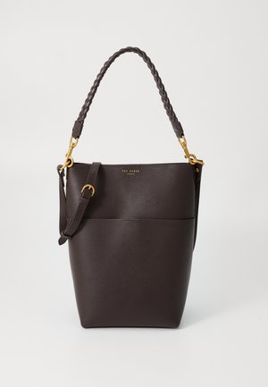 Sac seau en cuir marron foncé avec poignée tressée, bandoulière ajustable et ferrures dorées, marqué Ted Baker sur le devant.